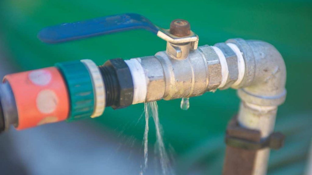 Fuga de agua en el jardín